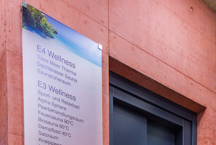 Farb-Beton orange Treppenhaus